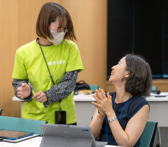 質問をきっかけに黄緑色のＴシャツが目印の帝国書院スタッフと盛り上がる場面も